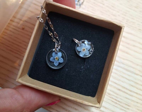 Ketting met hanger vergeet-me-nietjes rond