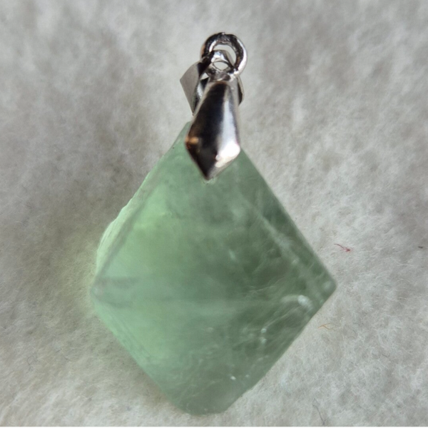 Fluoriet octaëder hanger nr2970