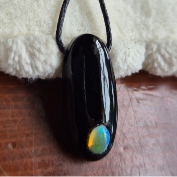 Opaal in onyx hanger nr2737