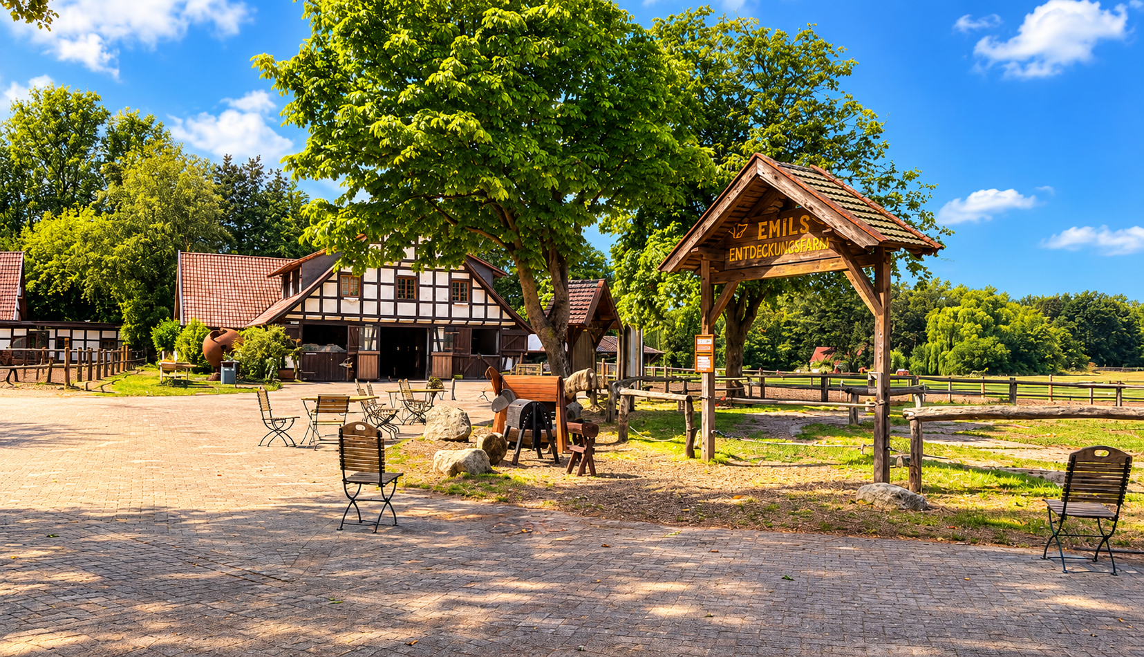 Sonniger Innenhof der Entdeckungsfarm 08/26 ©Ronny Morgner