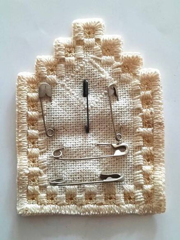Antiek Handgemaakt Hardanger Speldenkussen – Ecru & Goud (ca. 7,5 x 10 cm)