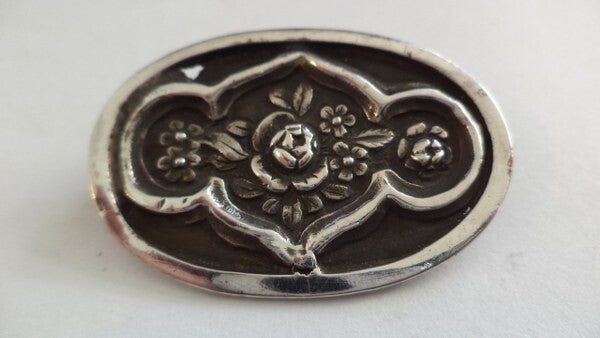 Antiek zilveren broche met bloemen, gezwart