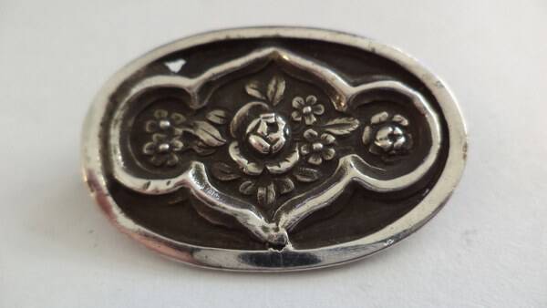 Antiek zilveren broche met bloemen, gezwart