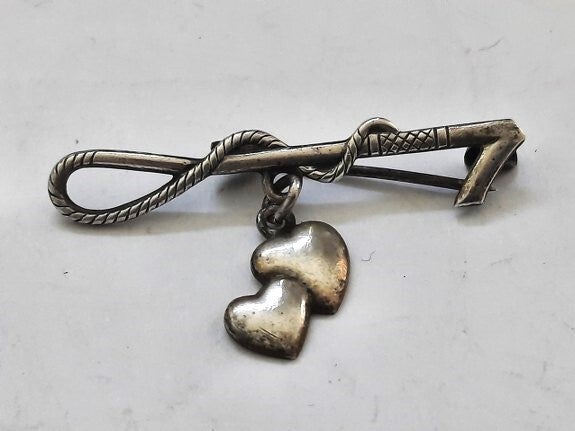 Antiek zilveren broche rijzweep, plastronspeld met dubbel hartje KH 835