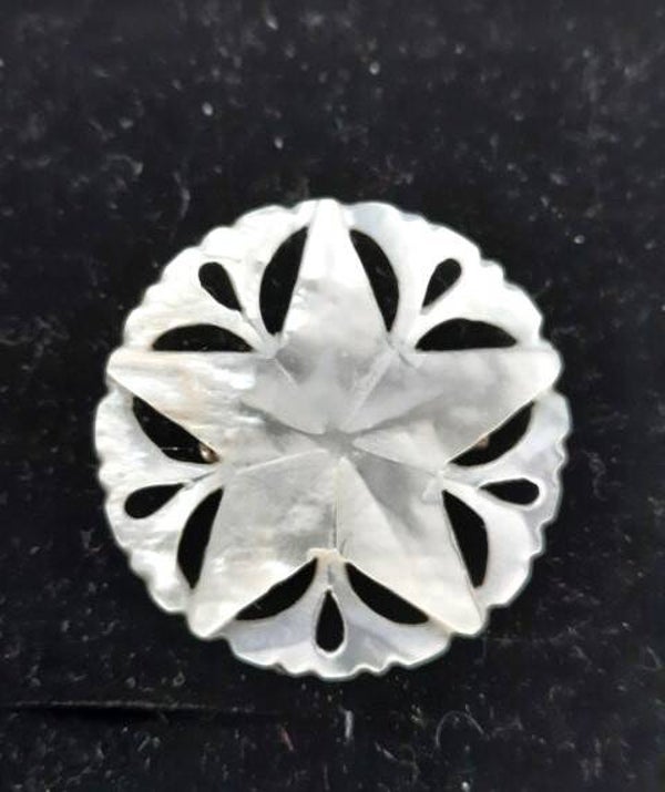 Antieke Handgesneden Parelmoer Broche – Ster van Bethlehem