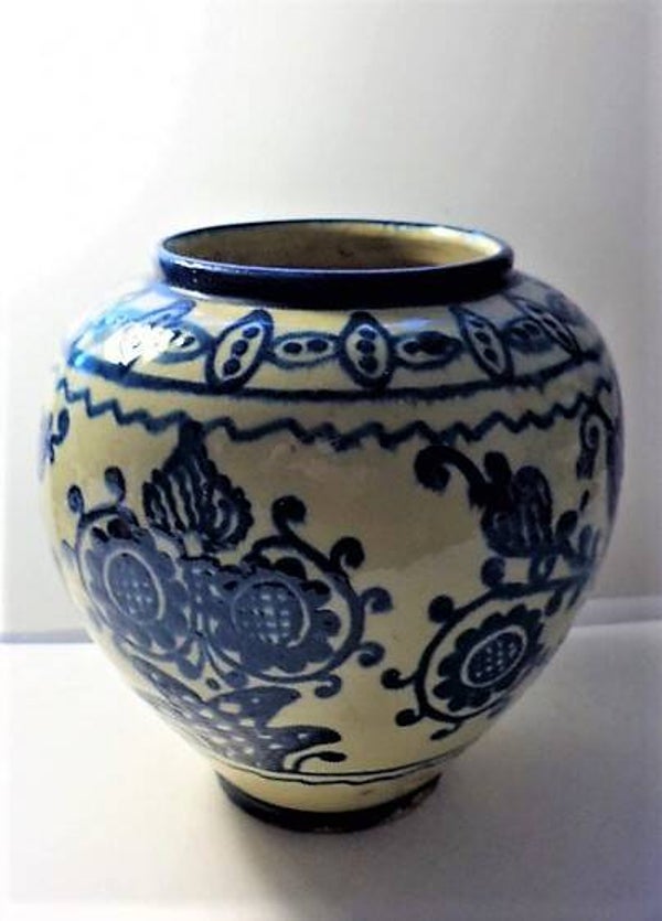 Antieke Hongaarse vaas – Handbeschilderd met Blauwe Tulpen