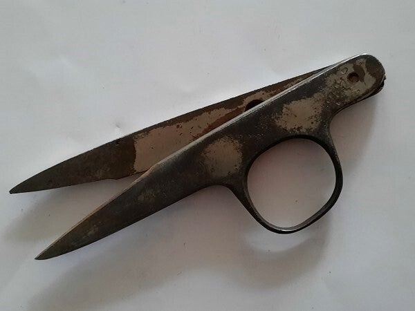 Antieke Knoopsgatschaar uit Gesmeed Staal – 10,7 cm | Kleermakers Historie