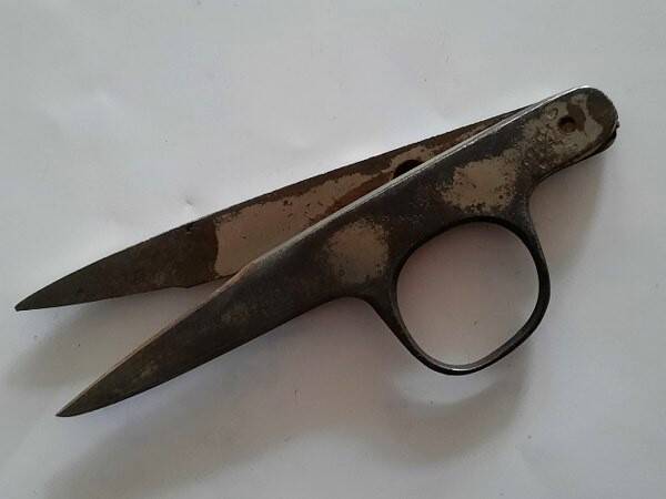 Antieke Knoopsgatschaar uit Gesmeed Staal – 10,7 cm | Kleermakers Historie