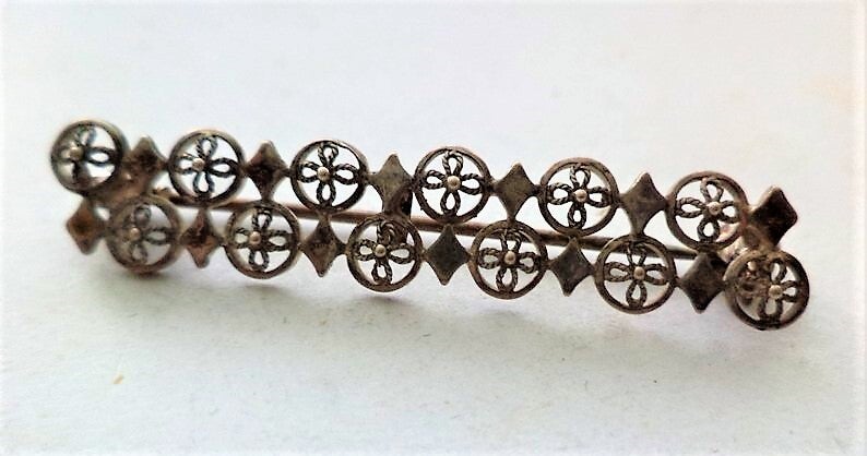 Antieke zilveren filigrain staafbroche, 800 met meesterteken