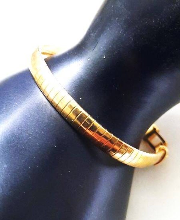 Elegante goudkleurige Omega schakelarmband