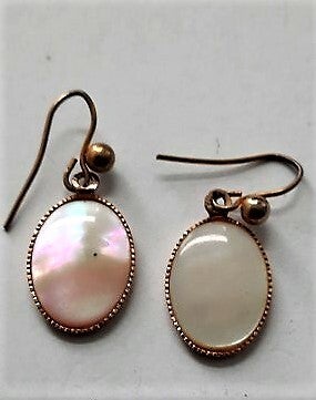 Elegante goudkleurige oorhangers met parelmoer