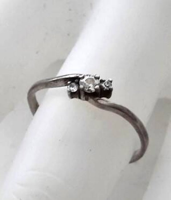 Elegante zilveren bypass-ring met drie kristal stenen 925 en meesterteken