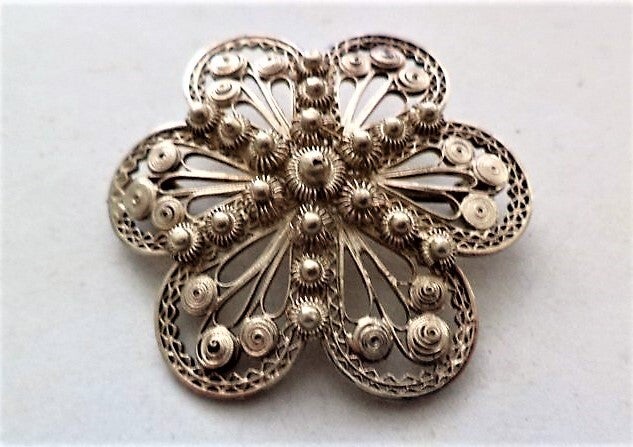 Filigrain zilveren broche met kleine knoopjes, 800