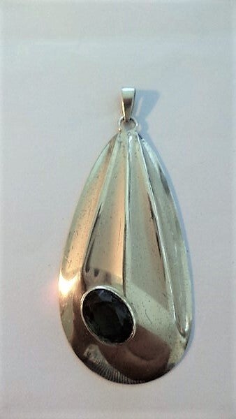 Grote vintage zilveren hanger met groene gefacetteerde steen, 835 en teken