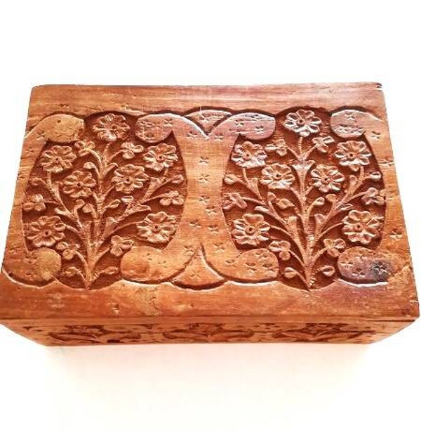 Handgesneden houten kistje uit India, vintage Sieradendoosje