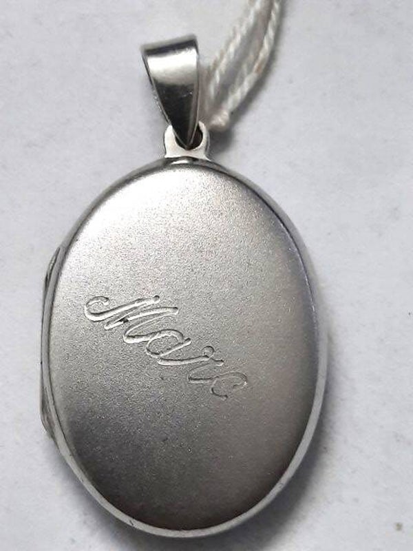 Hangertje medaillon mat zilver met tekst Marc Ich liebe dich