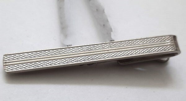 Klassieke vintage zilverkleurige Dasklem met fijn Guilloche Reliëf