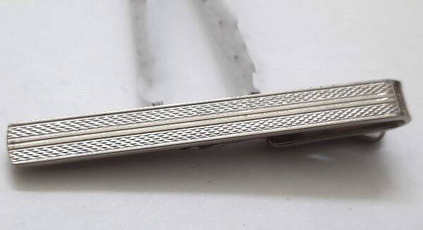 Klassieke vintage zilverkleurige Dasklem met fijn Guilloche Reliëf