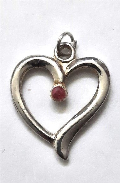 Leuk verzilverd hangertje, hart met rood steentje