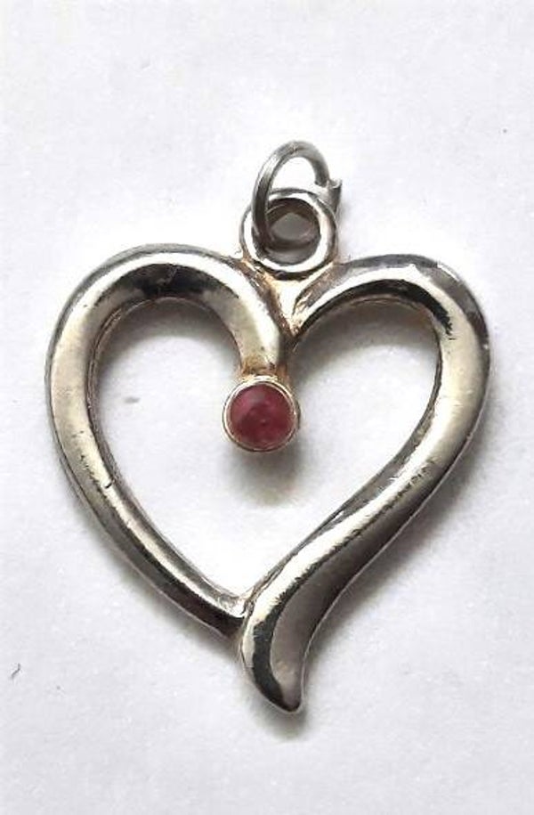 Leuk verzilverd hangertje, hart met rood steentje