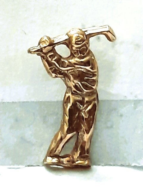 Leuke goudkleurige broche, steekbroche Golfer
