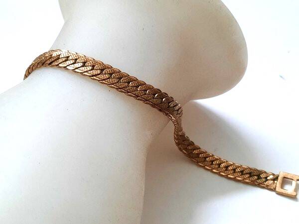 Mooie goudkleurige armband met visgraatpatroon