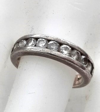 Mooie stevige zilveren ring met 9 zirkonia 925