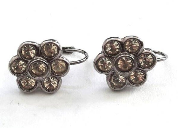 Mooie zilverkleurige bloem oorbellen met heldere strass