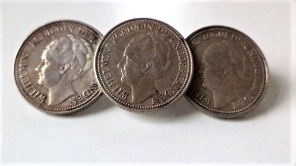 Oude zilveren broche drie Wilhelmina kwartjes