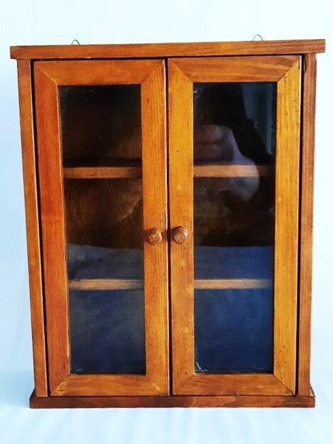 Prachtig houten Wandvitrinekastje,27 cm. In Topstaat!