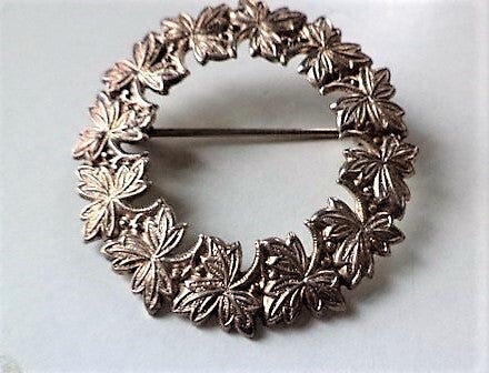 Prachtige antieke zilveren kransbroche – Esdoornblad