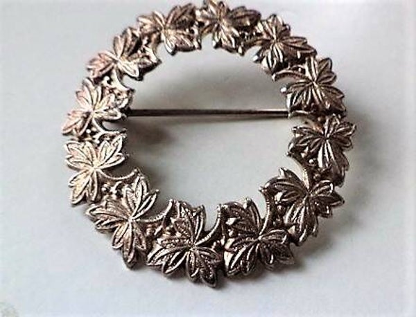Prachtige antieke zilveren kransbroche – Esdoornblad