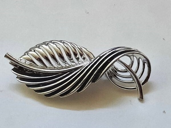 Prachtige flinke vintage Coro broche zilverkleurig blad
