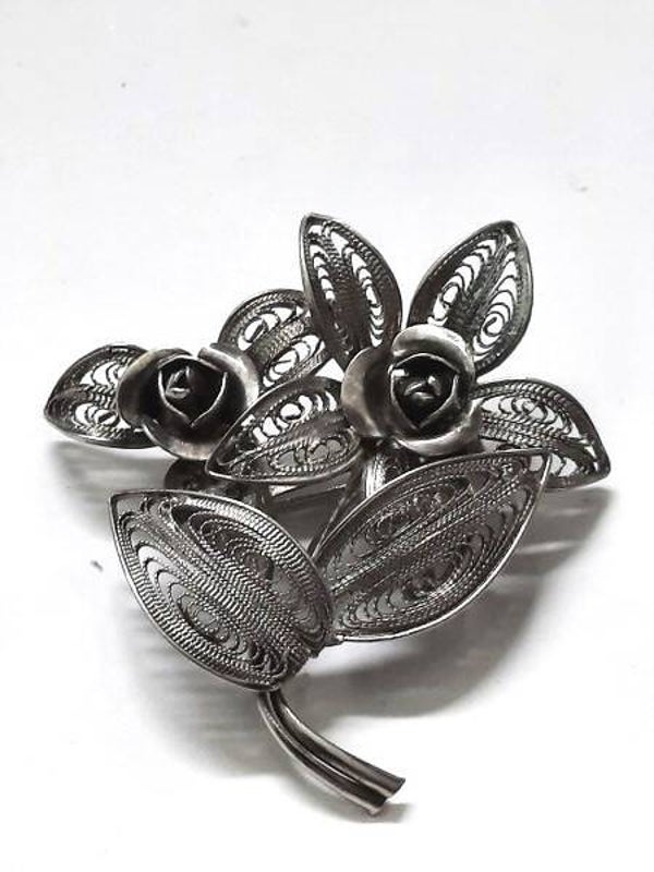 Prachtige grote zilverkleurige filigrain bloemen broche