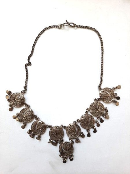 Prachtige verzilverde filigrain halsketting. Etnische Stijl