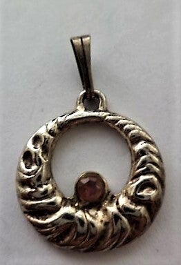 Prachtige verzilverde hanger in open cirkel design met Amethist
