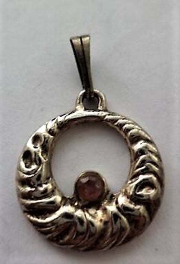 Prachtige verzilverde hanger in open cirkel design met Amethist