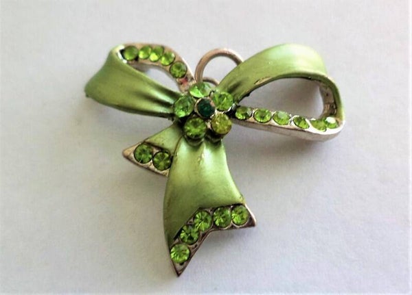 Prachtige Vintage groene strik hanger, met strass & emaille