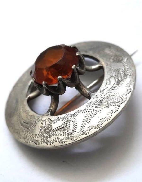 Prachtige vintage Schotse Kiltspeld broche met hoge Cairngorm steen