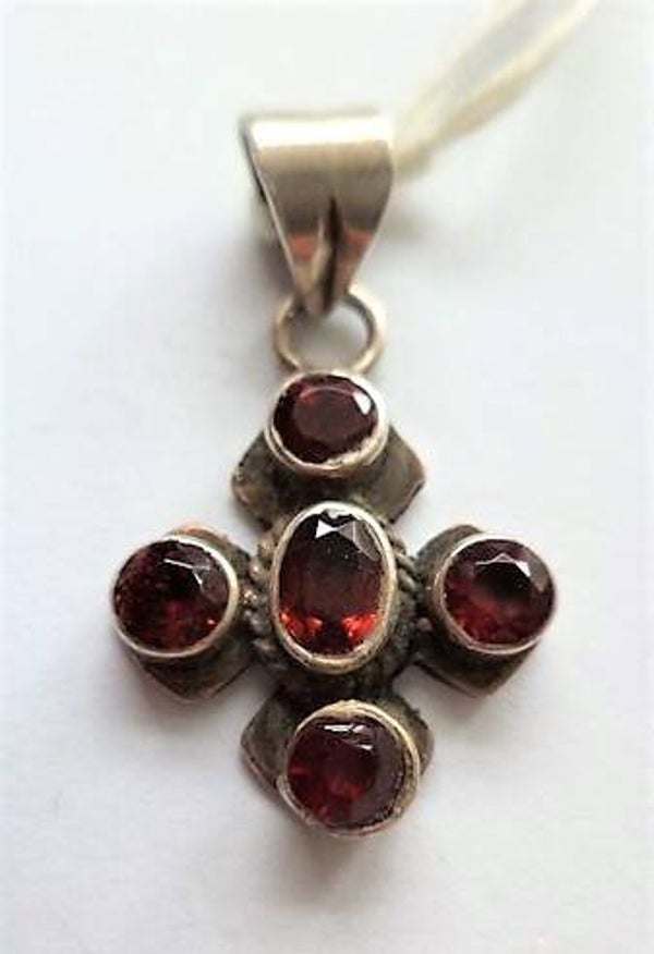 Prachtige zilveren hanger met Granaat. Boheemse Stijl 925