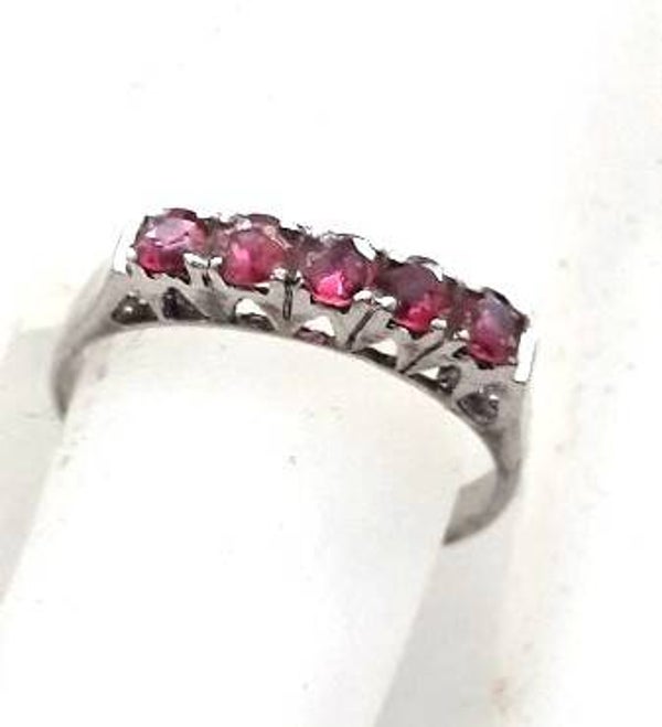 Prachtige zilveren ring met zes rode steentjes 925