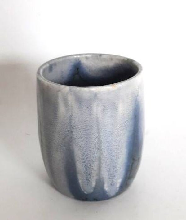 Rustieke handgemaakte keramische vaasje – Gemerkt JM