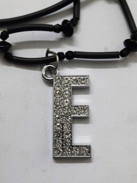 Schitterende Letter E hanger met Strass aan ketting