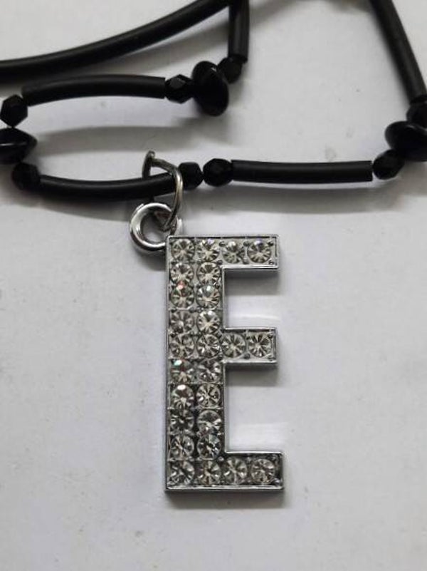 Schitterende Letter E hanger met Strass aan ketting