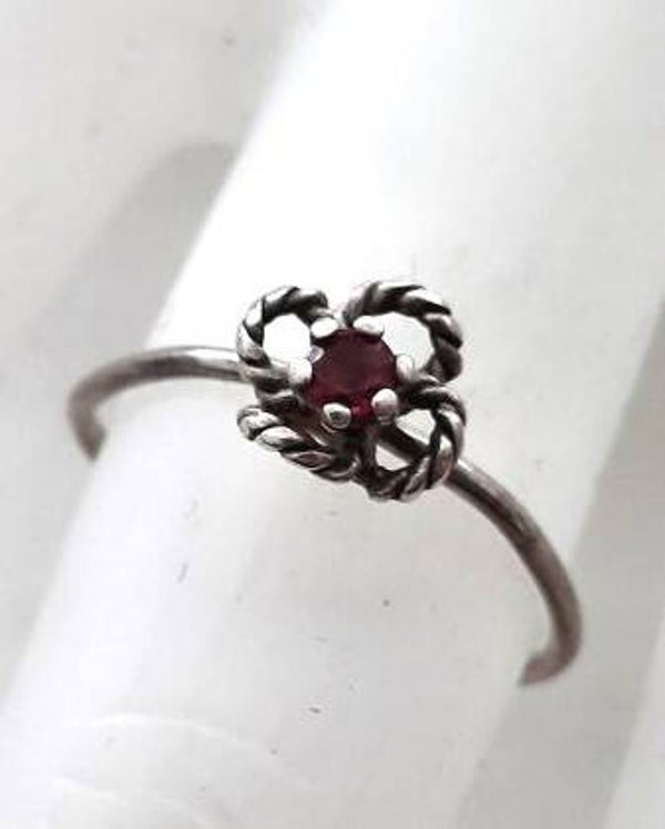 Smalle zilveren ring met rood steentje, granaat 925 CNP
