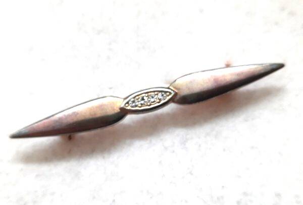 Vintage metalen Staafbroche met vier Strass steentjes