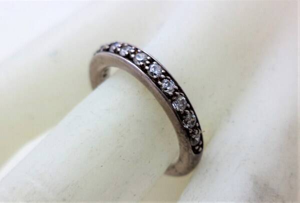 Stevige oude zilveren ring met 14 zirkonia open 925