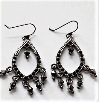 Stoere Gunmetal druppel oorbellen met zwarte Strass & Bungels
