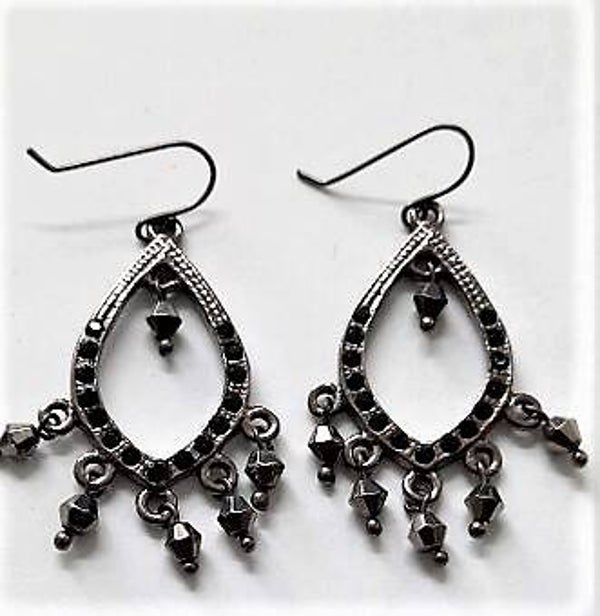 Stoere Gunmetal druppel oorbellen met zwarte Strass & Bungels