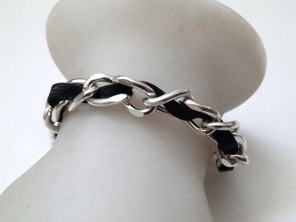 Stoere zilverkleurige schakelarmband met Zwart lint